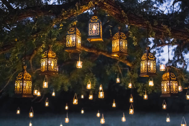night wedding ceremony with a lot of vintage lamps and candles on big tree - summer landscape flash imagens e fotografias de stock
