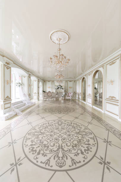 luxuriöse vintage interieur mit spiegel in den aristokratischen stil - domestic room palace chandelier nobility stock-fotos und bilder