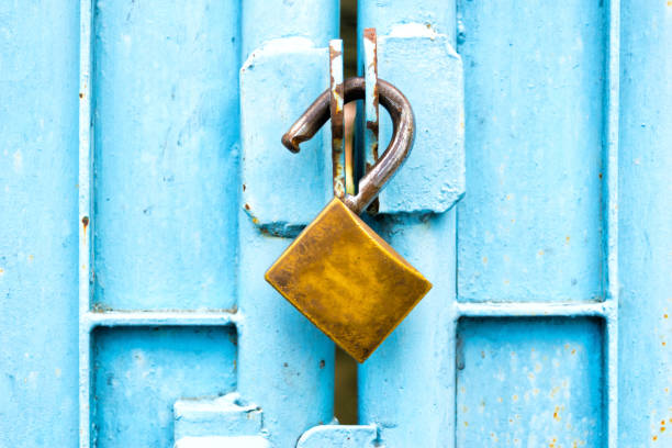 lock key door stitched in the blue door. - destrancar imagens e fotografias de stock