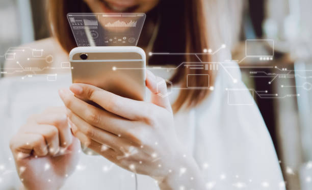 le donne che usano uno smartphone nel display e la tecnologia avanza nei negozi. prendi lo schermo per mettere su pubblicità. - mobile marketing foto e immagini stock