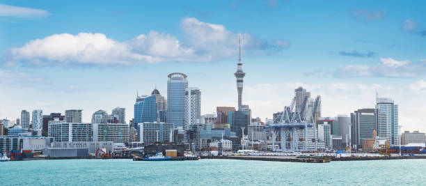 auckland blick auf die uhr - zeeland stock-fotos und bilder