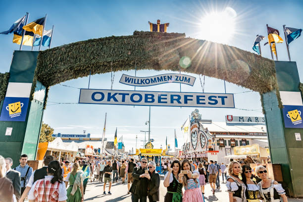 ludzie w tradycyjnych ubrać na oktoberfest w monachium - oktoberfest zdjęcia i obrazy z banku zdjęć