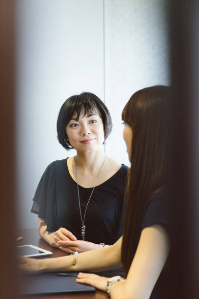 istock Japanese businesswomen working on a project in modern office 812979954