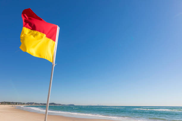 호주 골드 코스트에서 서핑 인명 구조 플래그 - australian flag flag australia horizontal 뉴스 사진 이미지