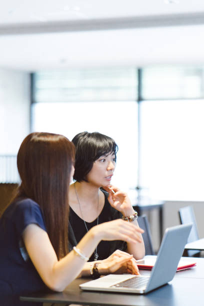 istock Japanese businesswomen working on a project in modern office 812980932