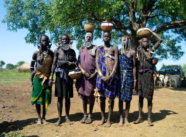 mursi tribe women with baby omo valley, ethiopia - hamer woman imagens e fotografias de stock