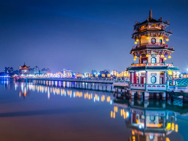 belle pagode décoratif lumineuse à l’étang de lotus dans kaohsiung city de taïwan le jour de célébration importante nuit bleu crépuscule du temps - great dagon pagoda photos et images de collection