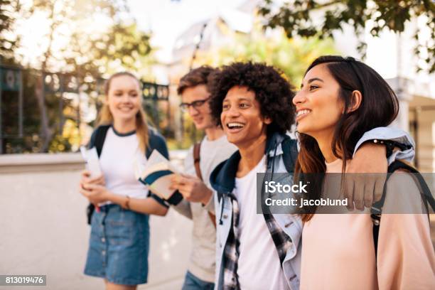 Collegestudenten Im Freien Zusammen Spazieren Stockfoto und mehr Bilder von Teenager-Alter - Teenager-Alter, Freundschaft, Menschengruppe