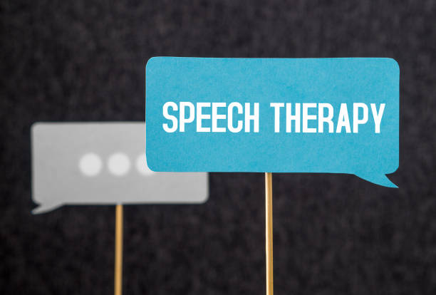 speech therapy text on cardboard speech balloon or bubble on wooden stick. stuttering, lisp and learning to talk concept. - glitch stutter imagens e fotografias de stock