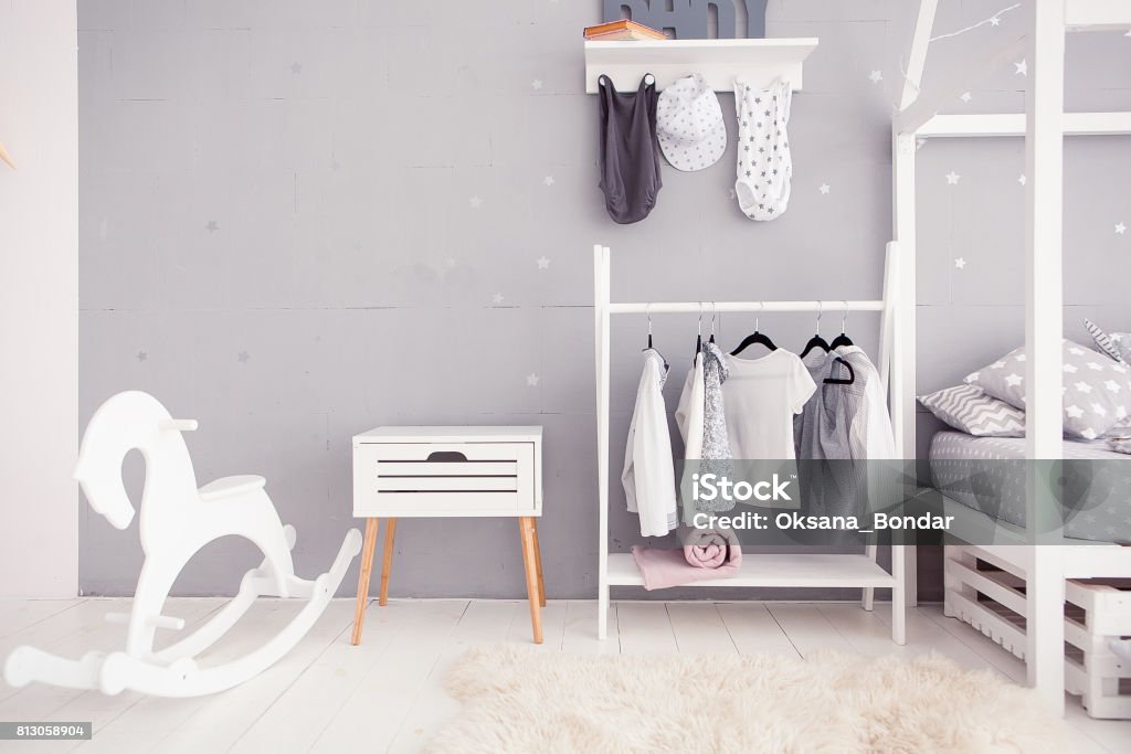 Leere Kinderzimmer mit klaren Wand, Spielzeug und Holzpferd - Lizenzfrei Babyzimmer Stock-Foto