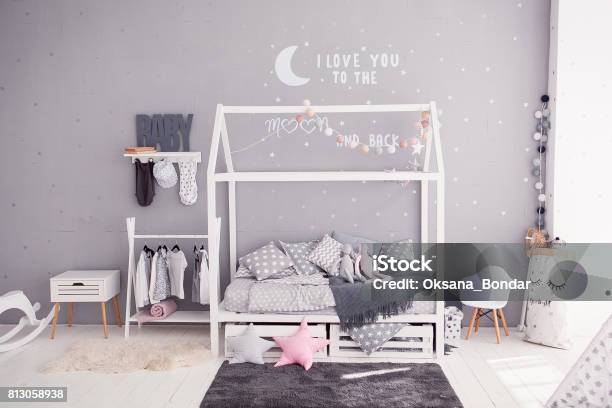 Acogedor Dormitorio Infantil En Estilo Escandinavo Con Accesorios De Bricolaje Foto de stock y más banco de imágenes de Niño