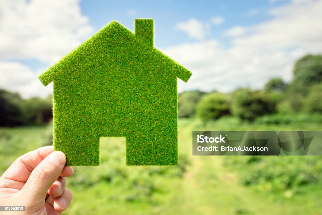 Fondo verde eco casa medio - Foto de stock de Con eficaz consumo de energía libre de derechos