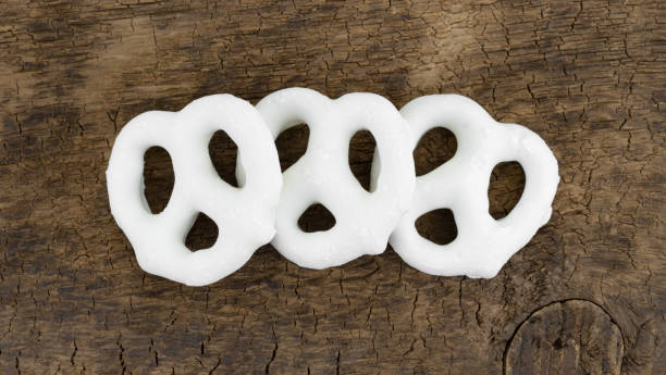 gruppo di pretzel allo yogurt su una tavola di legno - yoghurt coated foto e immagini stock