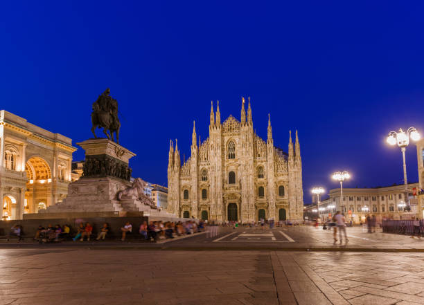 catedral (duomo di milano) de milão na itália - milan italy cathedral duomo of milan night - fotografias e filmes do acervo