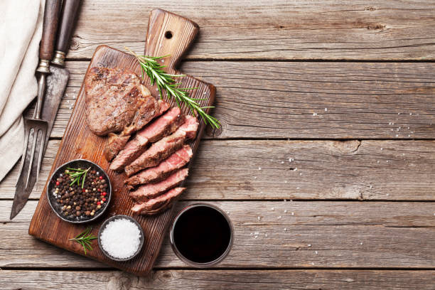 bife grelhado com especiarias na placa de corte - rib eye steak beef cutting board meat - fotografias e filmes do acervo