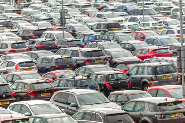 muita gente reservado estacionamento de carro aeroporto de edimburgo na escócia inglaterra reino unido - booked - fotografias e filmes do acervo