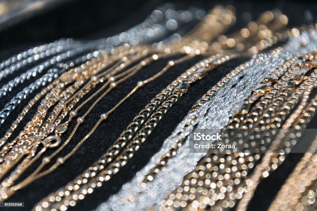 argent et or colliers et bracelets couché sur fond noir - Photo de Bijou libre de droits