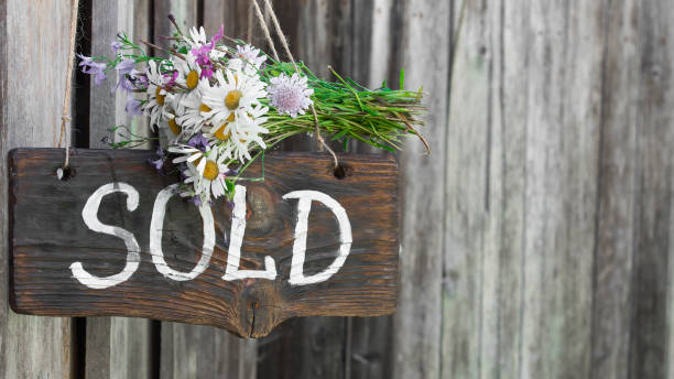 istock Sold sign with flowers 813117516