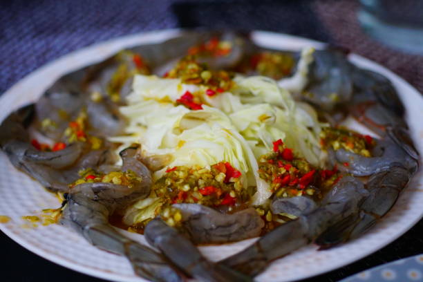 roh ungekocht garnelen - prepared shrimp prawn decapitated asian cuisine stock-fotos und bilder