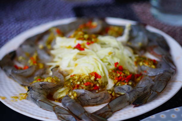 roh ungekocht garnelen - prepared shrimp prawn decapitated asian cuisine stock-fotos und bilder