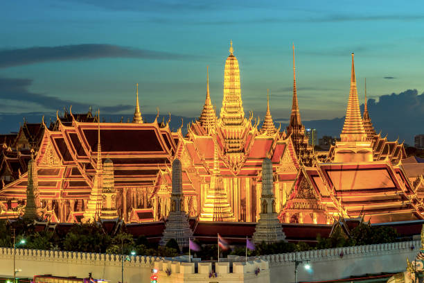 ват пхра кау в бангкоке, таиланд - bangkok thailand rickshaw grand palace стоковые фото и изображения