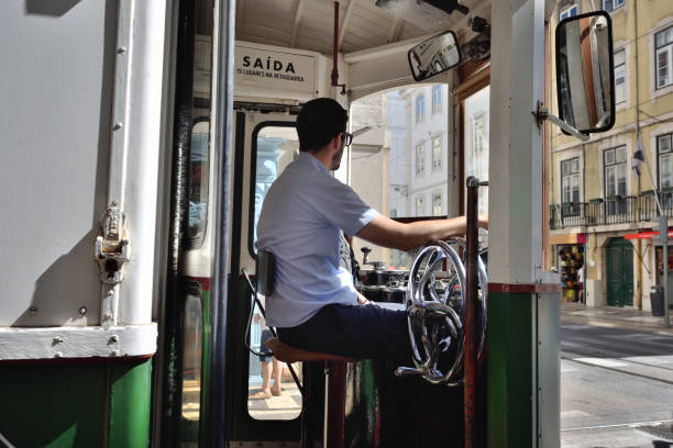 el conductor de tranvía, lisboa, portugal - cable car driver transportation occupation tramway fotografías e imágenes de stock