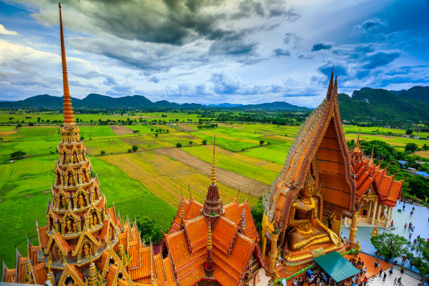 塔、田んぼと山の背景、ワット ・ タム ・ sua(tiger cave temple) の黄金の仏像から平面図 - tiger cave temple kanchanaburi province ストックフォトと画像