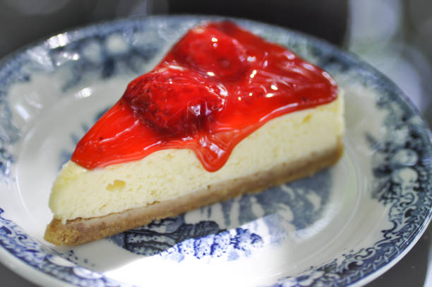 いちごのチーズケーキやストロベリー チーズのタルト - strawberry cheesecake ストックフォトと画像