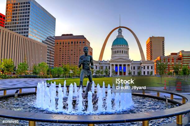 Kiener Plaza And The Gateway Arch In St Louis Missouri Stock Photo - Download Image Now