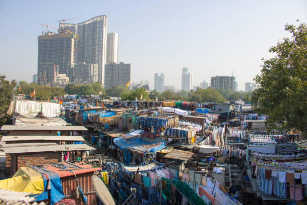 lavorare nel quartiere sciatto india mumbai riciclare plastica e lavare i vestiti - slum living foto e immagini stock