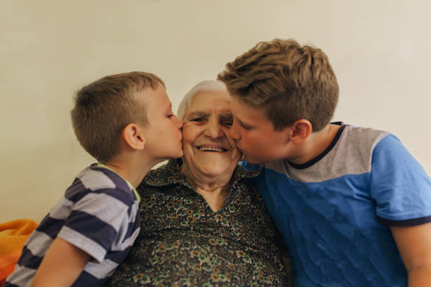 enkel besucht seine oma im kindergarten - great grandson stock-fotos und bilder