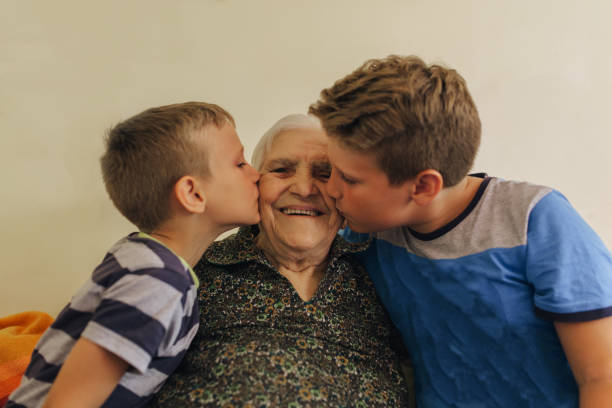 nieto a su abuela en vivero - great grandson fotografías e imágenes de stock