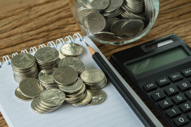 enfoque selectivo en pila de monedas con lápiz y nota libro, calculadora como financieros ahorro concepto - magnification coin equipment european union currency fotografías e imágenes de stock