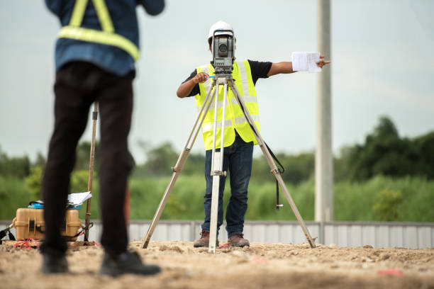 survey engineer in construction site use theodolite mark a concrete pile co ordinate - tachymeter imagens e fotografias de stock