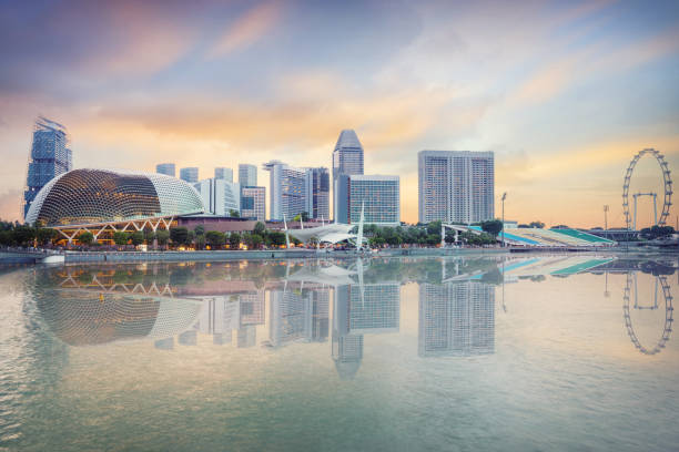 夕暮れ時に中央のシンガポールのスカイライン - marina bay sands hotel architecture asia travel destinations ストックフォトと画像