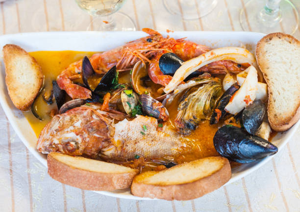 sopa de pescado con mariscos en el restaurante sicilia - caldo de pescado fotografías e imágenes de stock