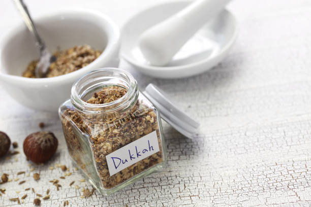 自家製 dukkah、エジプトの調味料 - mortar and pestle spice seasoning coriander seed ストックフォトと画像