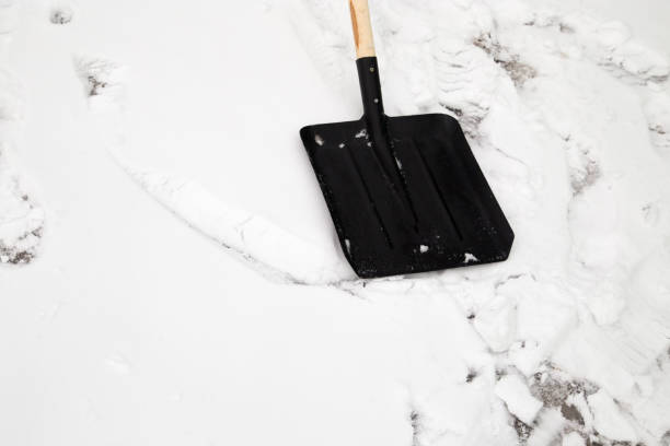 istock shovel to clean snow 813303344