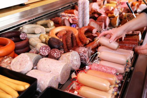 varietà di prodotti a base di salsicce - meat supermarket butchers shop market foto e immagini stock