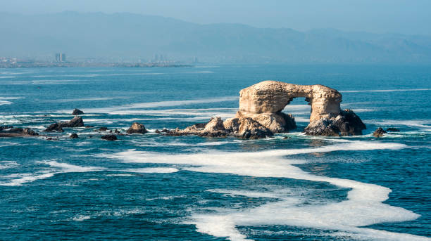 portada (arco) roca formación, costa chilena, reserva nacional de la portada, antofagasta, chile - arch rock fotografías e imágenes de stock