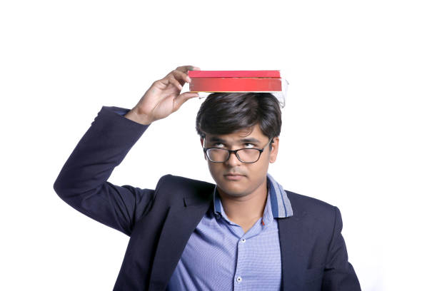 para reservar na cabeça do estudante indiano, conceito de educação - balance book university glasses - fotografias e filmes do acervo