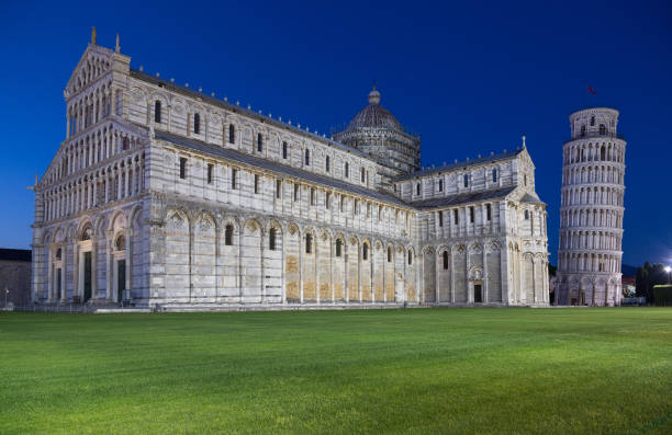 istock Leaning Tower of Pisa at night 813343784