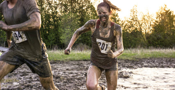 femme forte - mud run photos et images de collection