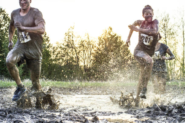 la concurrence - mud run photos et images de collection