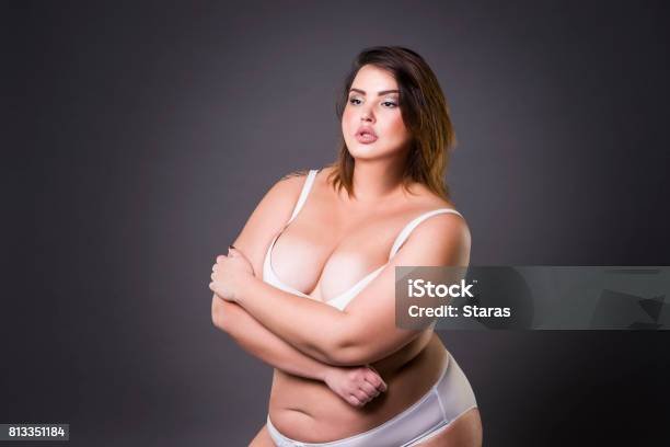 Modello Di Moda Plus Size In Biancheria Intima Giovane Donna Grassa Su Sfondo Grigio Corpo Femminile In Sovrappeso - Fotografie stock e altre immagini di Nudo