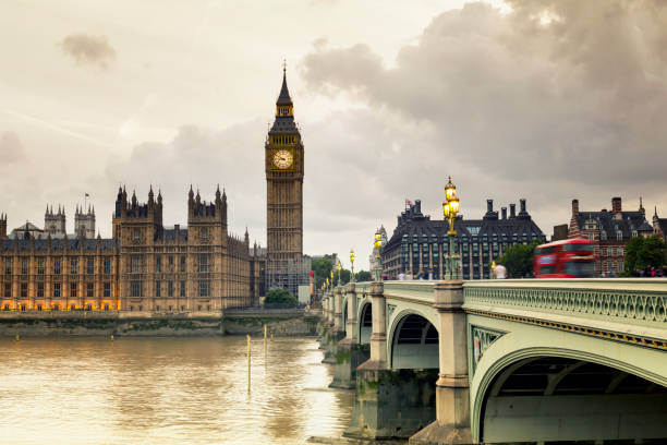 big ben e westminster bridge al tramonto - portcullis house foto e immagini stock