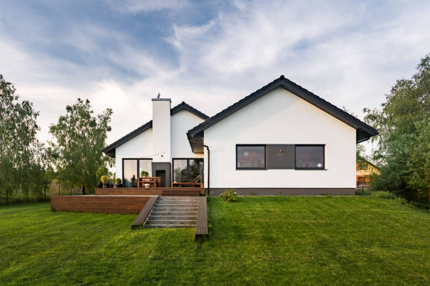 istock Stylish house with garden 813369046