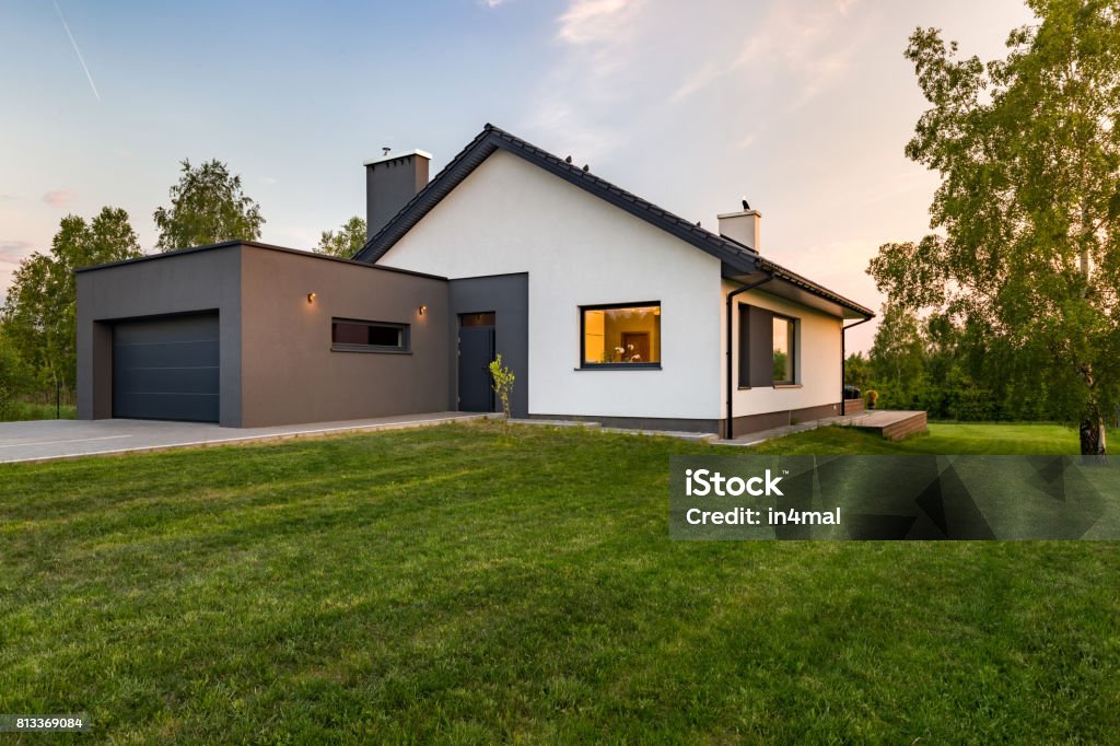 Casa elegante com grande gramado - Foto de stock de Casa royalty-free