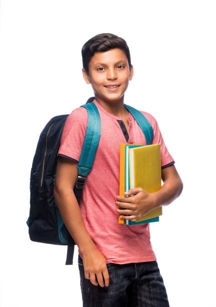 scolaro adolescente in piedi con libri e sorridente - little boys pre adolescent child child education foto e immagini stock