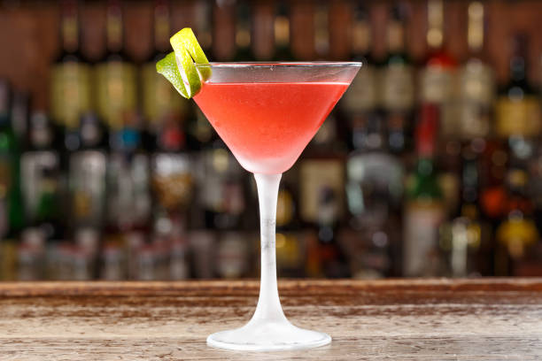 cocktail cosmopolita - glass bar relaxation red foto e immagini stock